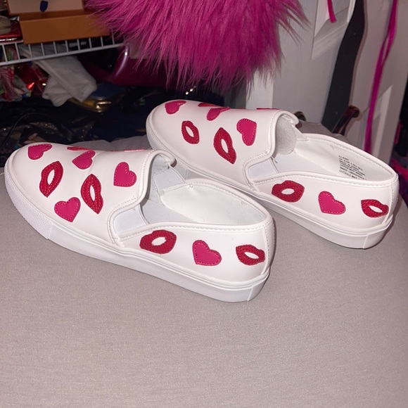 🆕 Hearts and Lips Slip on Shoes - Picture 1 of 5